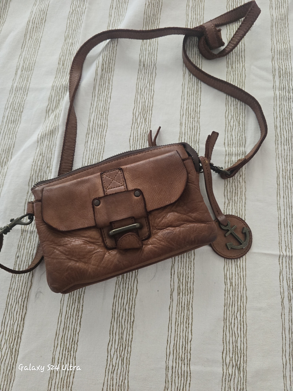 Stylish Brown Leather Crossbody Bag with Buckle Detail